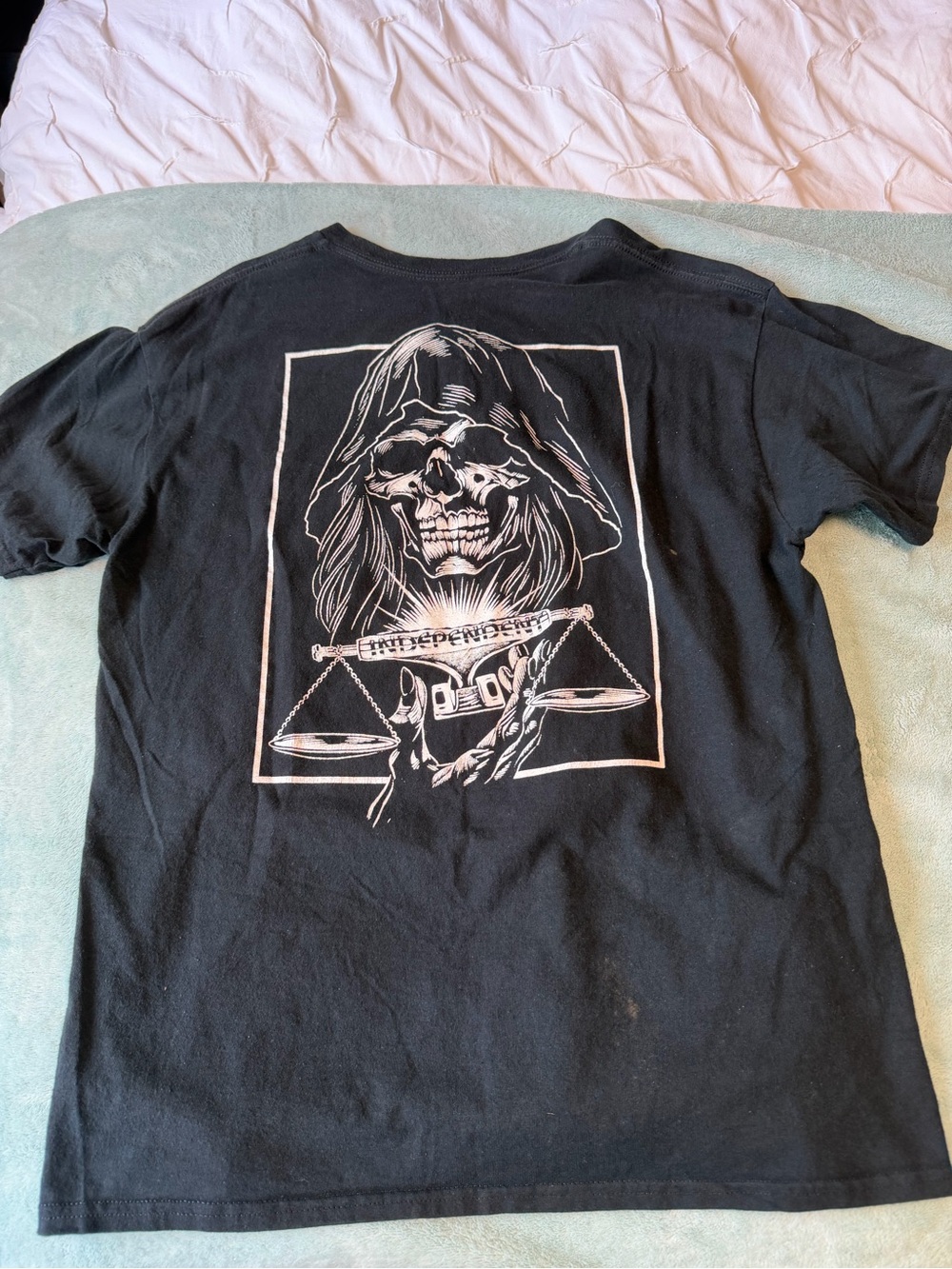 Men's Black Short-Sleeve Graphic Tee with Skull & Scales Design
